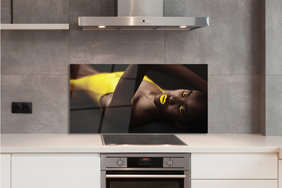 Painel de vidro Mulher com lábios amarelos