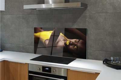 Painel de vidro Mulher com lábios amarelos