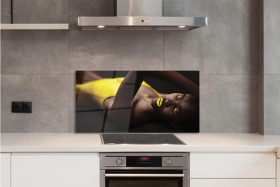 Painel de vidro Mulher com lábios amarelos