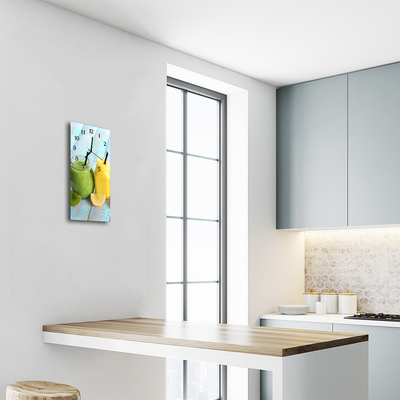 Relógio de vidro vertical Coquetéis de frutas coloridos na cozinha