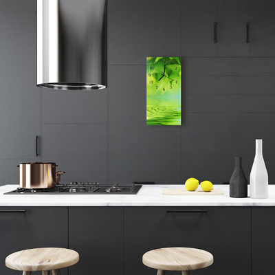 Relógio vertical A natureza deixa a água verde