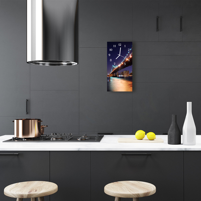 Relógio vertical Arquitetura colorida da Ponte da Cidade