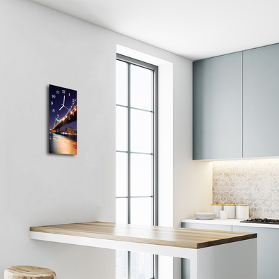 Relógio vertical Arquitetura colorida da Ponte da Cidade