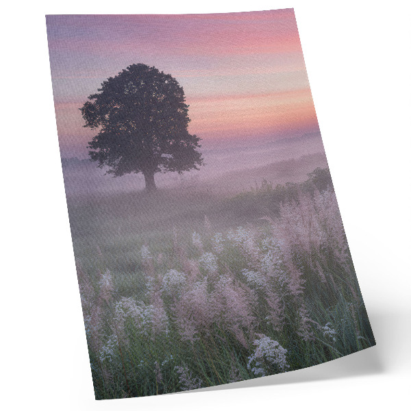 Arte de parede Árvore solitária na neblina, cores pastel do céu