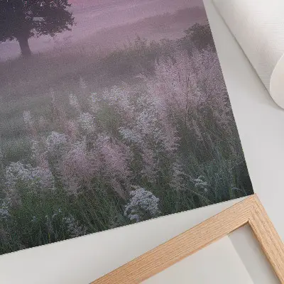 Arte de parede árvore solitária na neblina com tons pastéis no céu