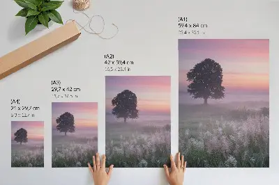 Arte de parede árvore solitária na neblina com tons pastéis no céu