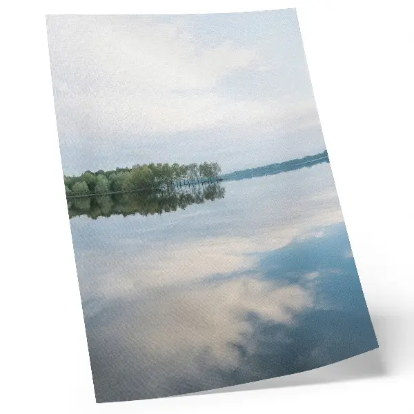 Poster decorativo paisagem calma com reflexo de árvores e céu na água