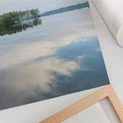 Poster decorativo paisagem calma com reflexo de árvores e céu na água