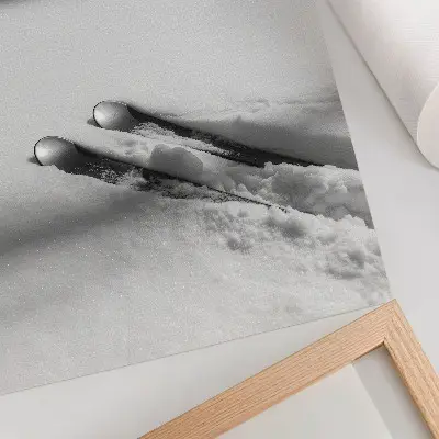 Poster decorativo minimalista com esquis brancos e cinzas, sombras e tema de paz