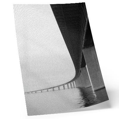 Arte de parede A estrutura irregular da ponte sobre a água