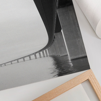 Arte de parede A estrutura irregular da ponte sobre a água