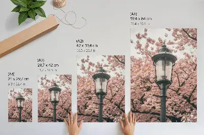 Poster decorativo com árvores cor-de-rosa, lanterna preta e atmosfera nostálgica