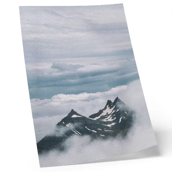 Arte de parede picos de montanhas na neblina com estilo elegante e sereno