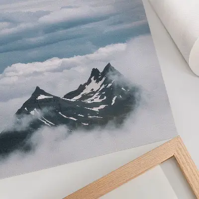 Arte de parede picos de montanhas na neblina com estilo elegante e sereno