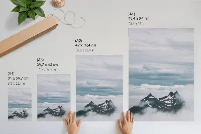 Arte de parede picos de montanhas na neblina com estilo elegante e sereno