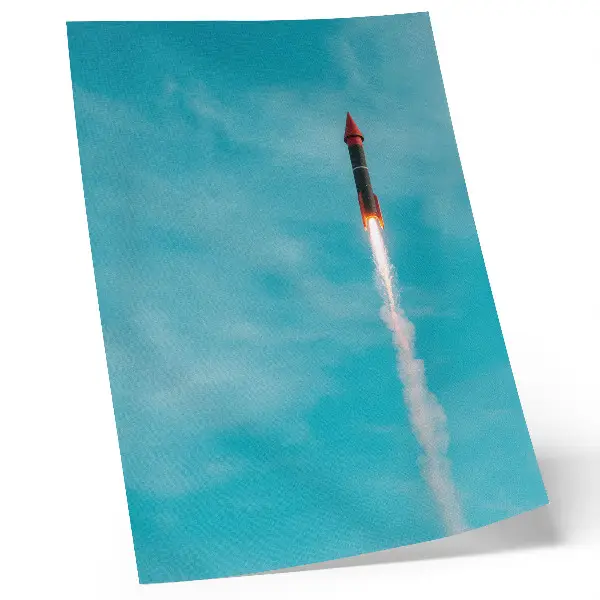 Poster decorativo de um foguete subindo em direção ao céu azul