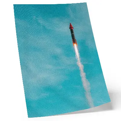 Poster decorativo de um foguete subindo em direção ao céu azul