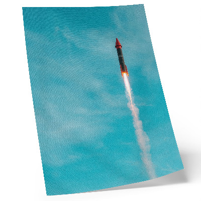 Poster decorativo Um foguete subindo em direção ao céu azul.