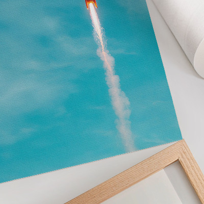 Poster decorativo Um foguete subindo em direção ao céu azul.