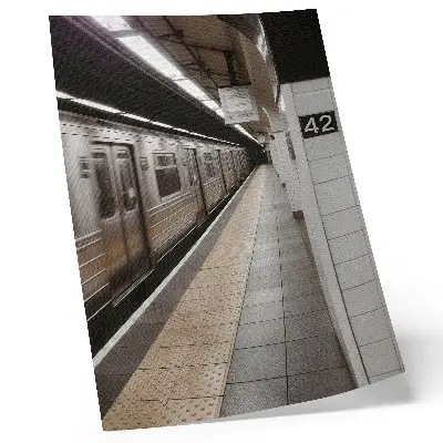 Impressão em tela plataforma de metrô moderna com espaço arquitetônico dinâmico