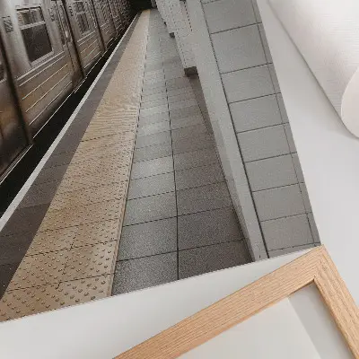 Impressão em tela plataforma de metrô moderna com espaço arquitetônico dinâmico