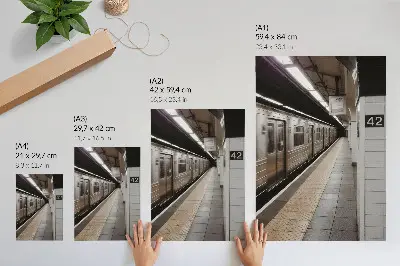 Impressão em tela plataforma de metrô moderna com espaço arquitetônico dinâmico