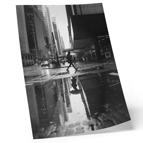 Poster decorativo de gráficos modernos de cidade em preto e branco com chuva