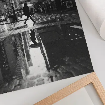 Poster decorativo de gráficos modernos de cidade em preto e branco com chuva