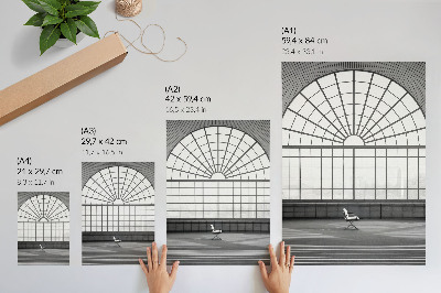Poster para cozinha Cadeira minimalista com grandes janelas em arco.