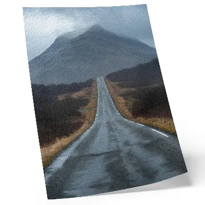 Arte de parede montanhas nubladas com estrada acidentada em atmosfera tranquila