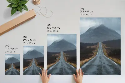 Arte de parede montanhas nubladas com estrada acidentada em atmosfera tranquila