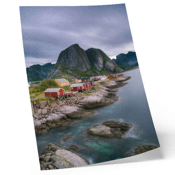 Poster para cozinha Casas vermelhas, montanhas, água ao fundo, atmosfera tranquila.