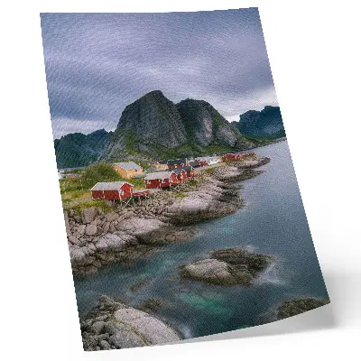 Poster para cozinha com casas vermelhas, montanhas e água ao fundo em atmosfera tranquila