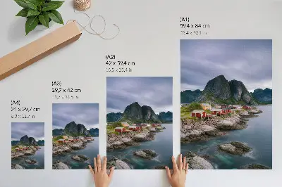 Poster para cozinha com casas vermelhas, montanhas e água ao fundo em atmosfera tranquila