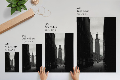 Poster para cozinha Rua em preto e branco com uma torre no centro monumental.