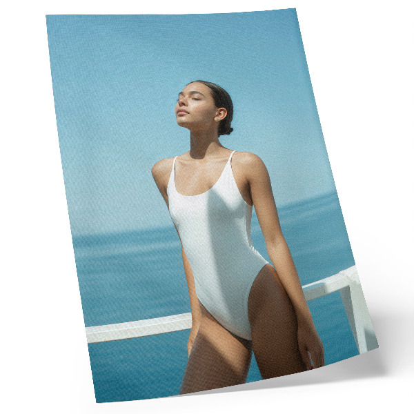 Poster decorativo Mulher contra o mar, fundo de cores vibrantes, minimalismo.