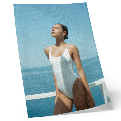 Poster decorativo Mulher contra o mar, fundo de cores vibrantes, minimalismo.