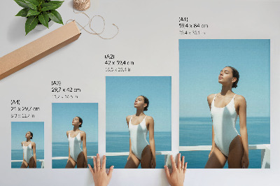 Poster decorativo Mulher contra o mar, fundo de cores vibrantes, minimalismo.