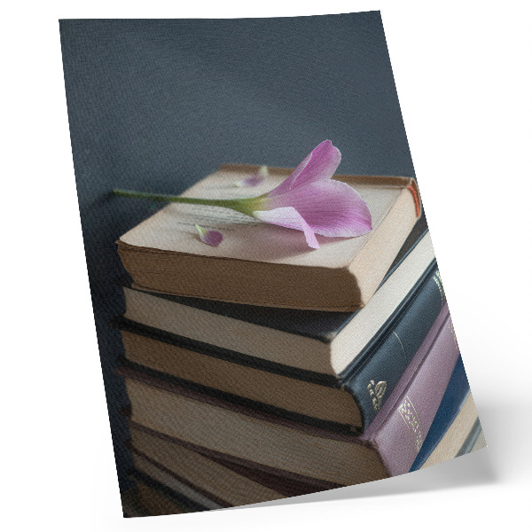 Poster para cozinha Uma pilha de livros com uma flor delicada no topo.