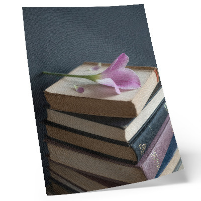 Poster para cozinha Uma pilha de livros com uma flor delicada no topo.
