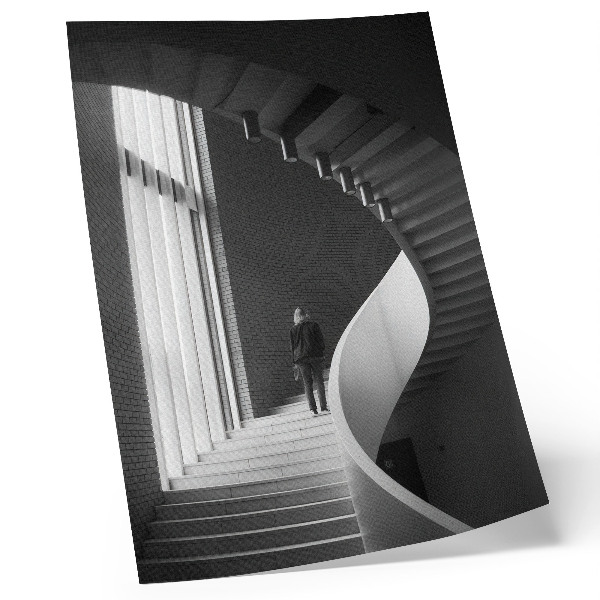 Impressão em tela escada em espiral com contraste minimalista de tijolos