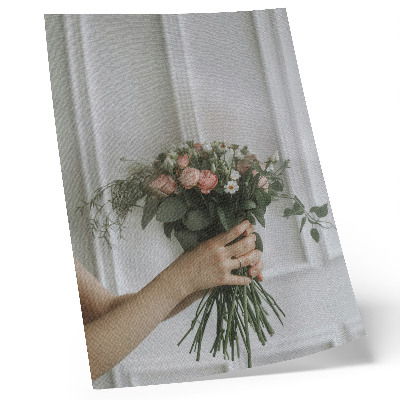 Arte de parede Um buquê de rosas contra uma parede branca.