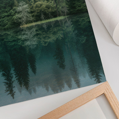Poster para cozinha O reflexo da névoa na água, nas profundezas da floresta verde, é impressionante.