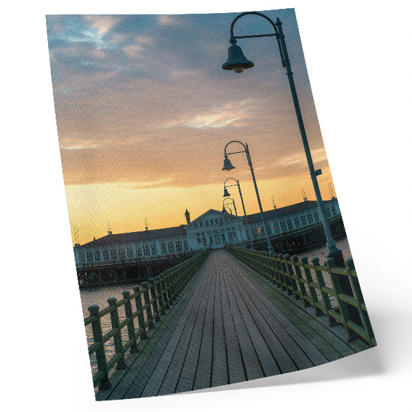 Poster decorativo Ponte de madeira com luminária e céu pitoresco