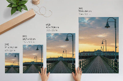 Poster decorativo Ponte de madeira com luminária e céu pitoresco