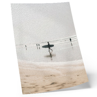 Arte de parede Um surfista caminhando na praia carregando uma prancha.