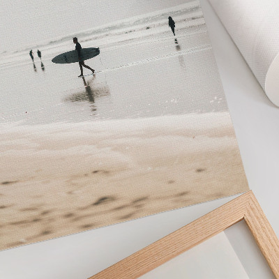 Arte de parede Um surfista caminhando na praia carregando uma prancha.