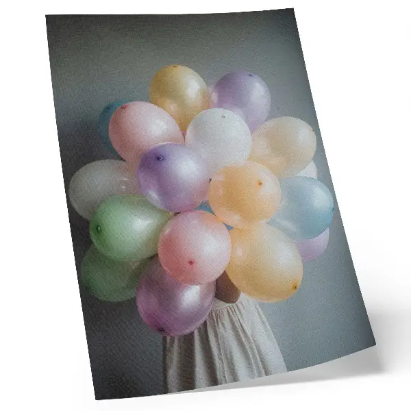 Poster decorativo com balões em tons pastel sobre um fundo cinza
