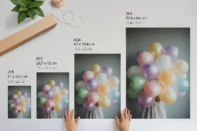 Poster decorativo com balões em tons pastel sobre um fundo cinza