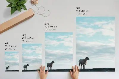 Poster decorativo com estampa de céu, nuvens, ovelhas e silêncio profundo